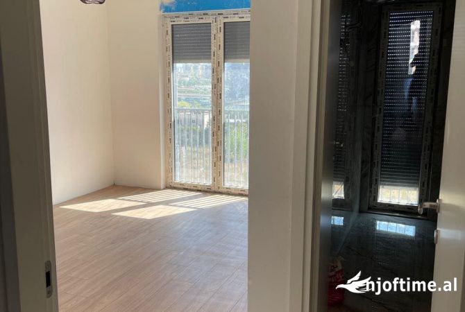 Apartament 3+1+2 me Qera per zyra te stacioni I trenit 