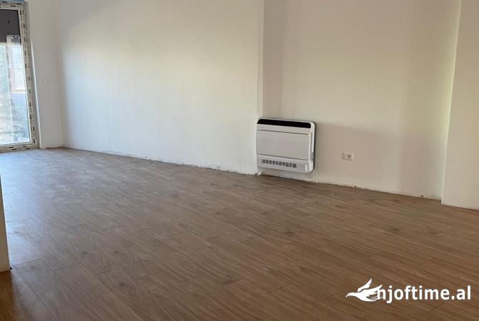 Apartament 3+1+2 me Qera per zyra te stacioni I trenit 