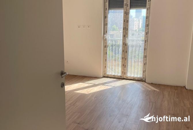 Apartament 3+1+2 me Qera per zyra te stacioni I trenit 