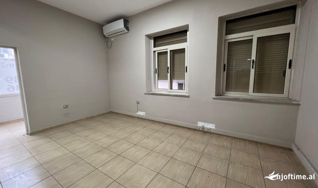 Ambjent biznesi me Qera per zyra ne Bllok 