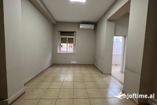 Ambjent biznesi me Qera per zyra ne Bllok 