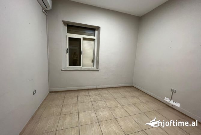 Ambjent biznesi me Qera per zyra ne Bllok 