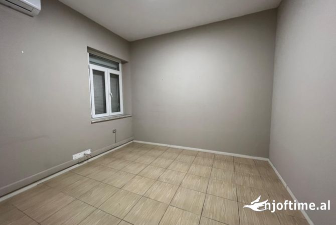 Ambjent biznesi me Qera per zyra ne Bllok 