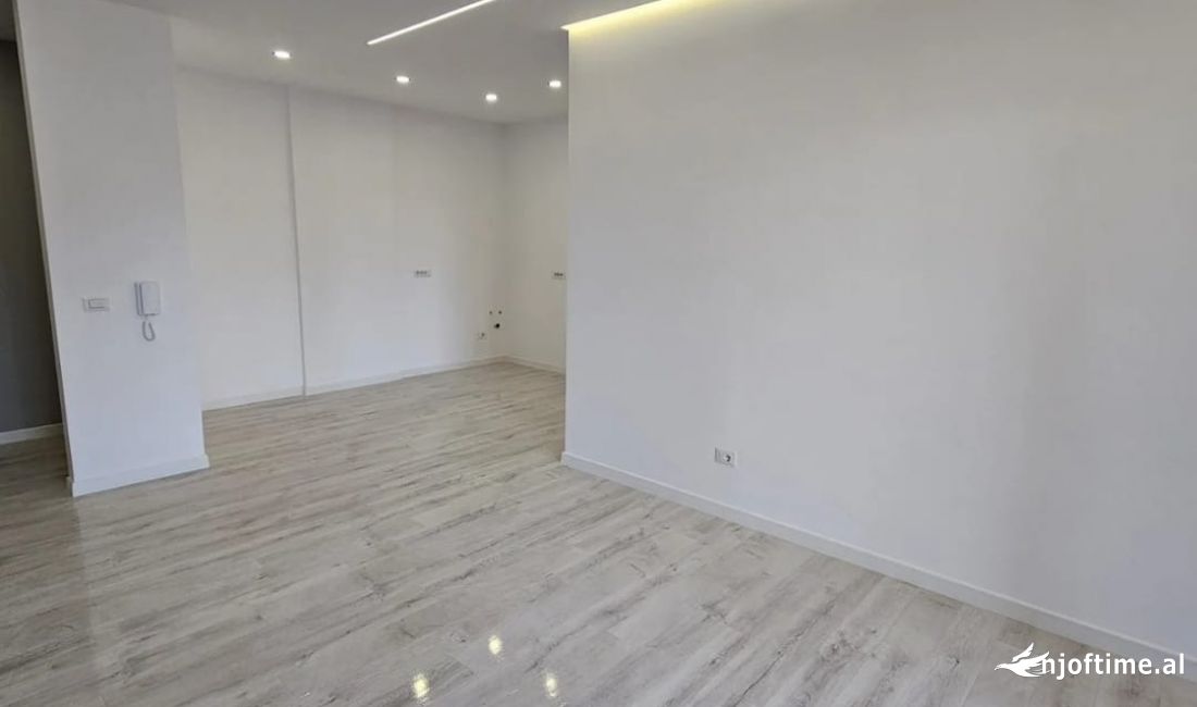 Shtepi ne shitje Apartament ne Tirane, 2+1, Mobilimi Bosh, pa mobiluar, Pagesa 240,000  Euro.