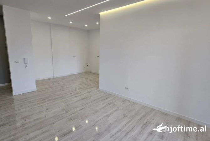 Apartament 2+1+post parkimi per shitje te bulevardi i ri 