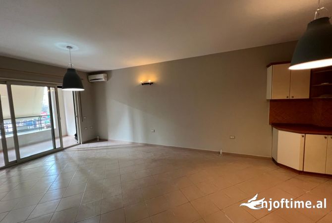 Ambiente Commerciale in Affitto 3+1 a Tirana - 700 Euro