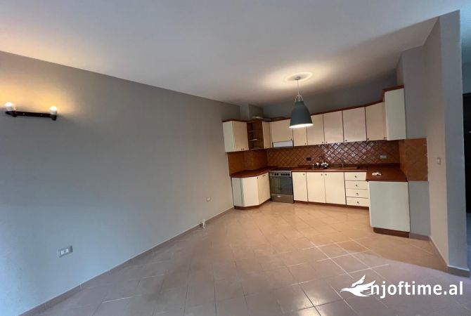 Ambiente Commerciale in Affitto 3+1 a Tirana - 700 Euro