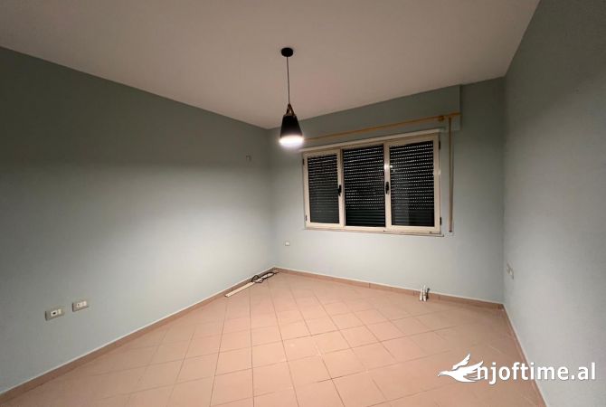 Ambiente Commerciale in Affitto 3+1 a Tirana - 700 Euro