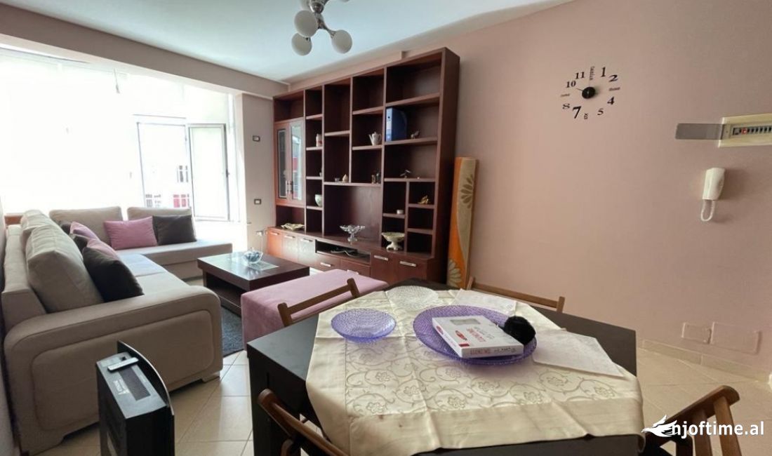 Shtepi me qera Apartament ne Tirane, 2+1, Mobilimi E mobiluar, Pagesa 550  Euro.