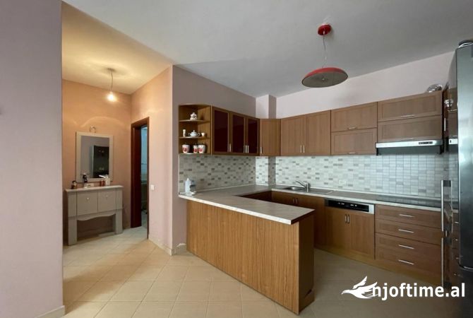 Shtepi me qera Apartament ne Tirane, 2+1, Mobilimi E mobiluar, Pagesa 550  Euro.