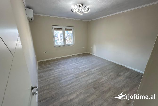 Ambiente Commerciale in Affitto 3+1 a Tirana - 600 Euro