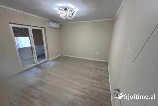 Ambiente Commerciale in Affitto 3+1 a Tirana - 600 Euro