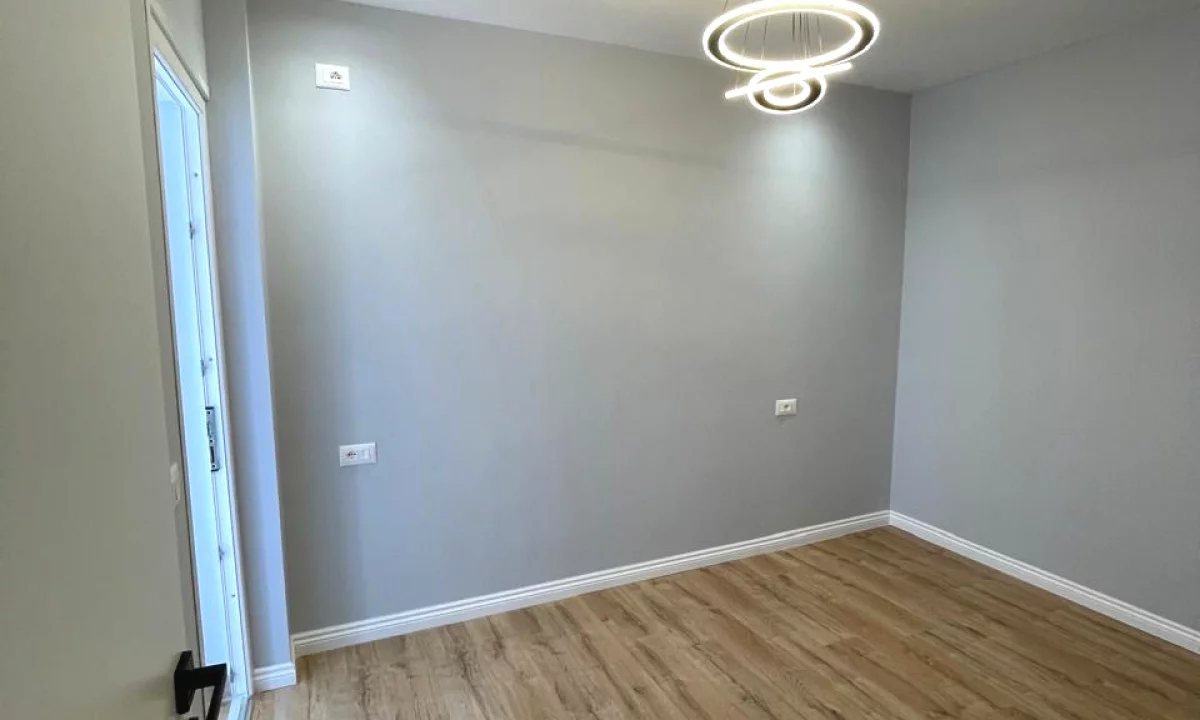 Shtepi ne shitje Apartament ne Tirane, 1+1, Mobilimi Bosh, pa mobiluar, Pagesa 98,000  Euro.