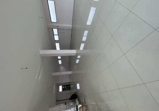 Jepen me qera opsione magazinash 800 m2 Vore