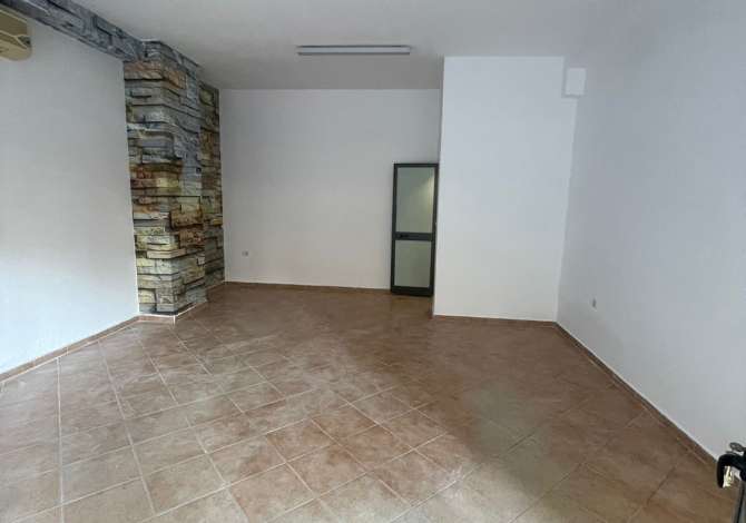 🏡 Shitet dyqan me sip 33 m2 Komuna Parisit📍