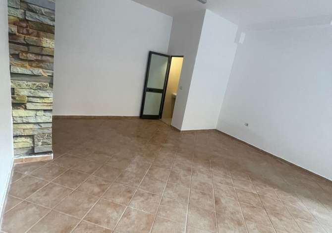 🏡 Shitet dyqan me sip 33 m2 Komuna Parisit📍