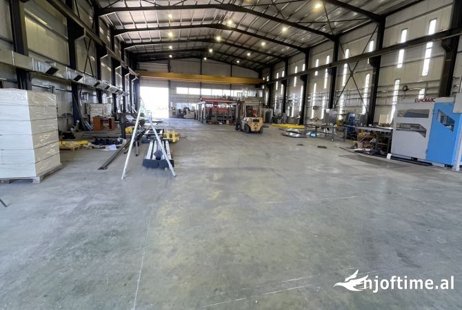 Ambiente Commerciale in Affitto 4+1 a Tirana - 2,700 Euro