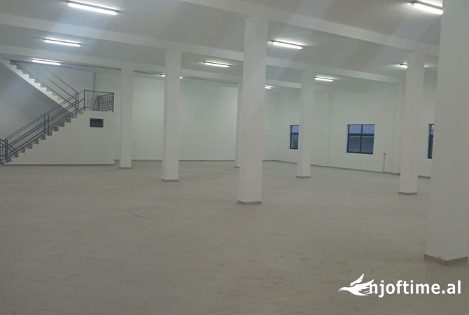Ambiente Commerciale in Affitto 4+1 a Tirana - 1,200 Euro