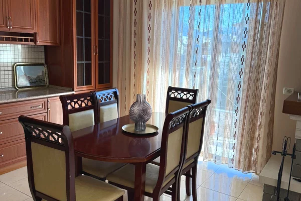 Casa privata/Indipendente in affitto a Tirana 3+1, Arredato