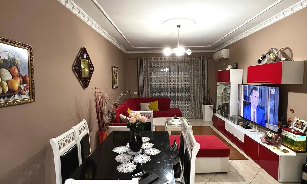 Shtepi ne shitje Apartament ne Tirane, 2+1, Mobilimi E mobiluar, Pagesa 150,000  Euro.