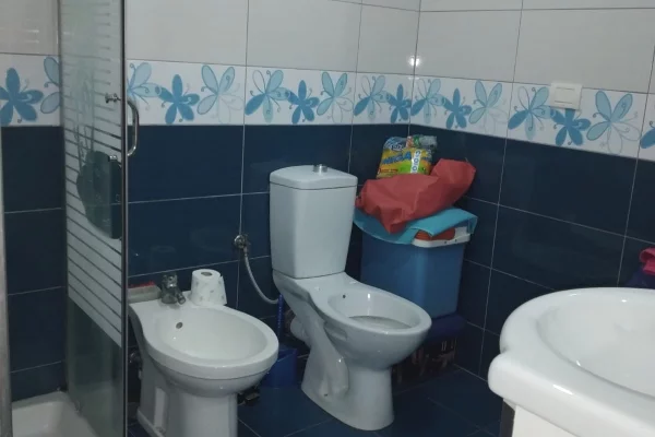 Shtepi ne shitje Apartament ne Tirane, 2+1, Mobilimi E mobiluar, Pagesa 150,000  Euro.