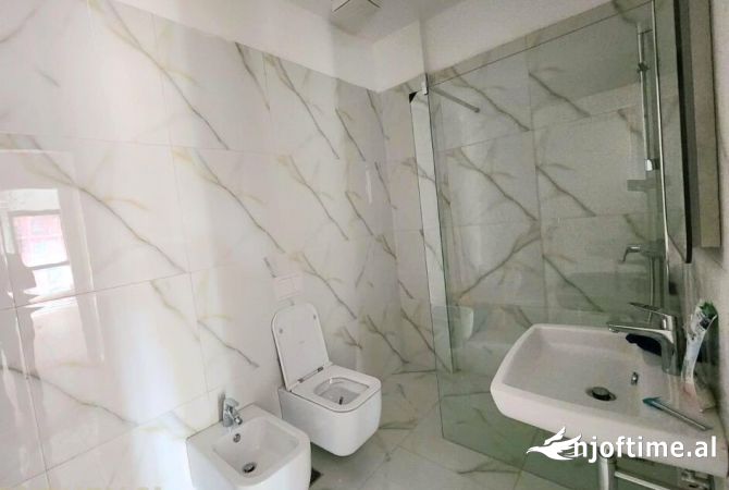 Ambiente Commerciale in Affitto 3+1 a Tirana - 710 Euro