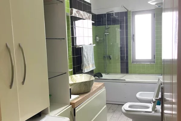 Shtepi me qera Apartament ne Tirane, 2+1, Mobilimi E mobiluar, Pagesa 55,000  Leke.