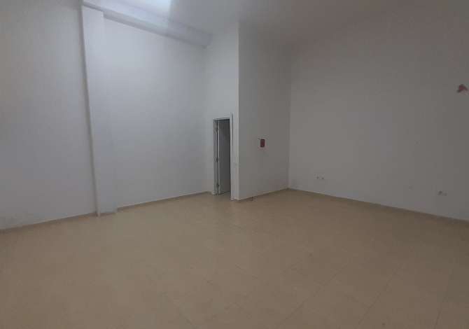 Komuna parisit jepet me qera dyqan plus post parkimi 