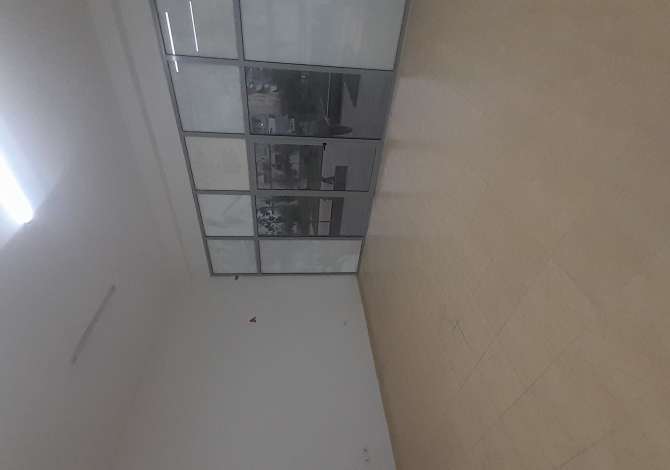 Komuna parisit jepet me qera dyqan plus post parkimi 