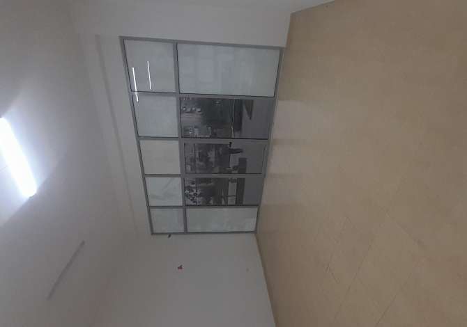 Komuna parisit jepet me qera dyqan plus post parkimi 