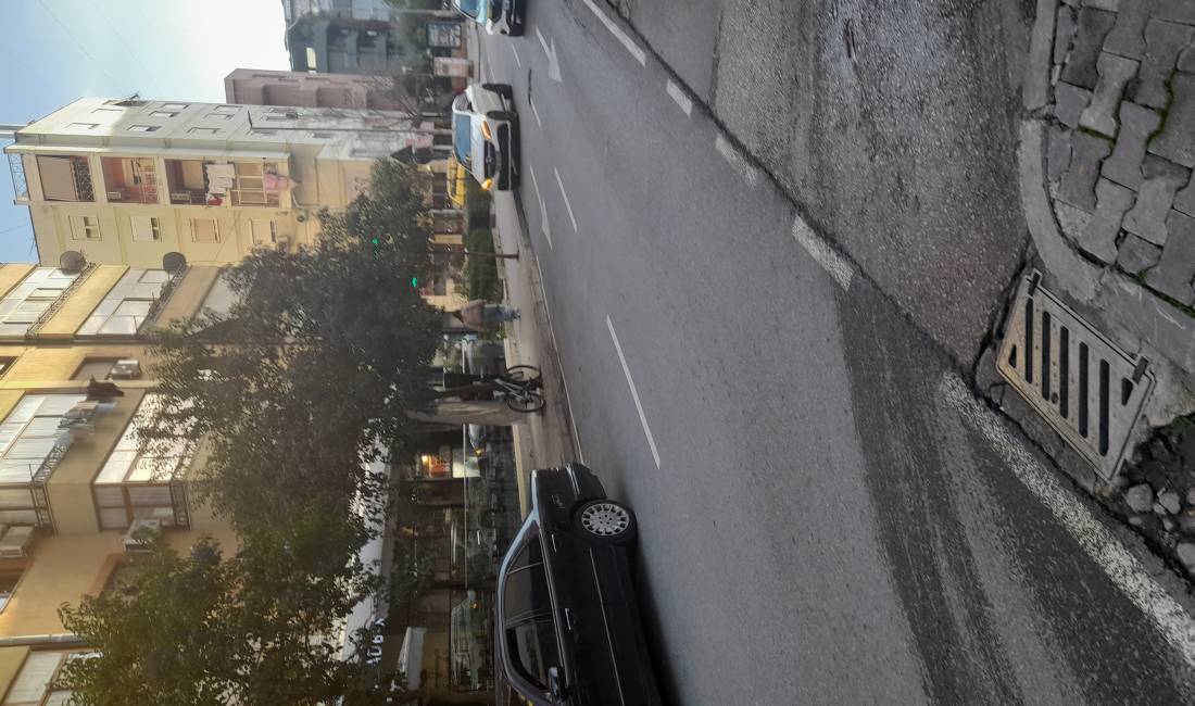 Komuna parisit jepet me qira dyqan buze rruge 