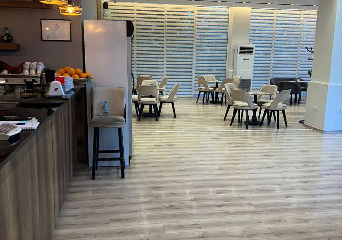 OFROHET BAR-LOUNGE + POSTE PARKIMI ME QIRA TEK LIQENI I THATE!