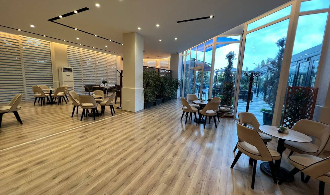 OFROHET BAR-LOUNGE + POSTE PARKIMI ME QIRA TEK LIQENI I THATE!