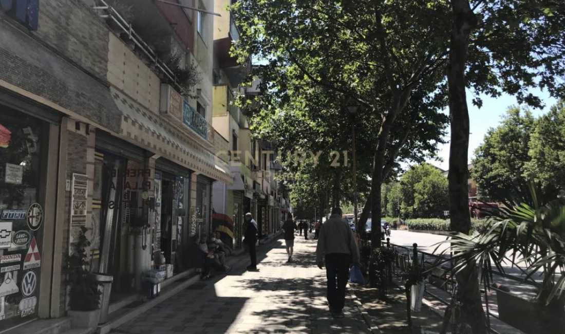 AMBJENT KOMERCIAL PER SHITJE BUZE RRUGES KRYESORE!