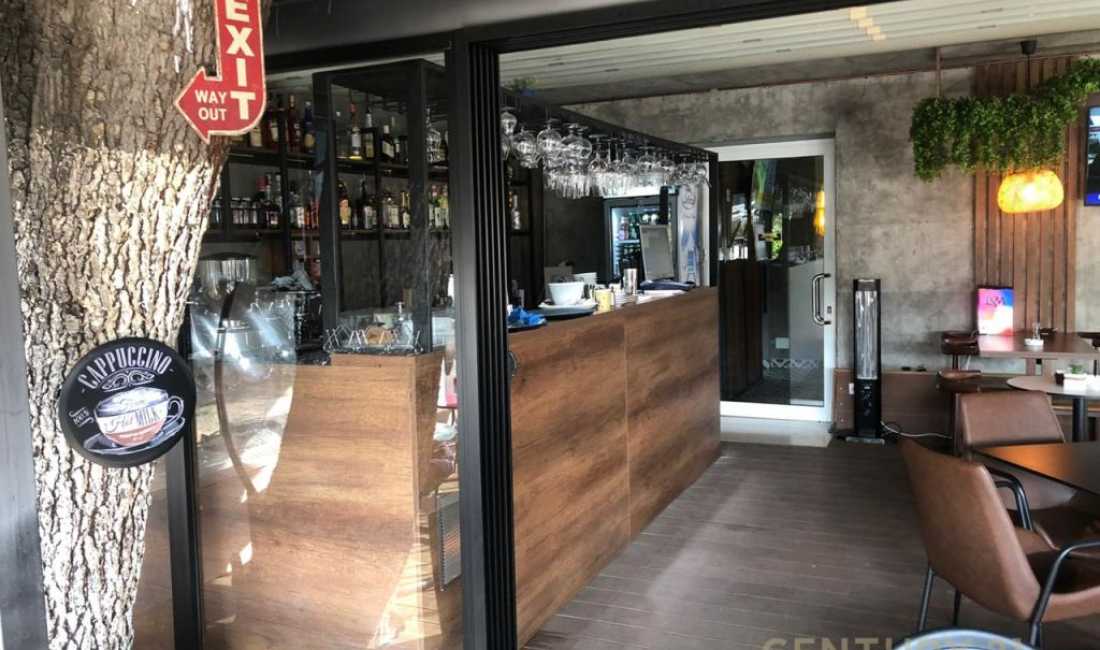 AMBIENT KOMERCIAL ME QERA TE 21 DHJETORI!