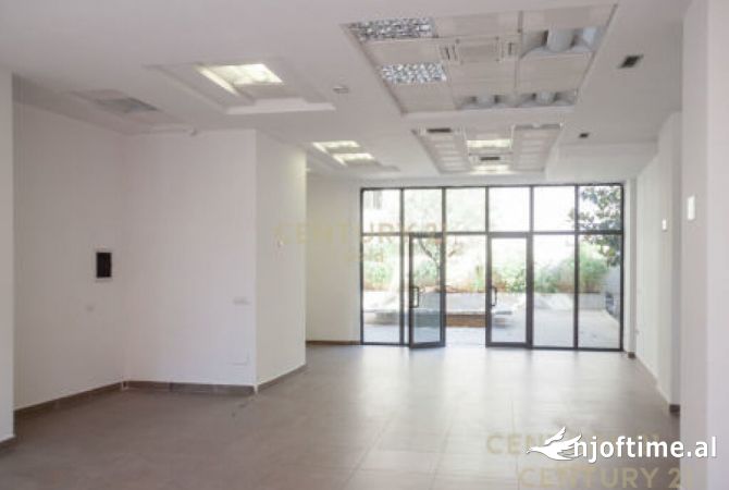 Ambiente Commerciale in Affitto 1+1 a Tirana - 1,000 Euro