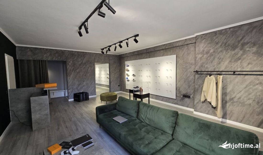 Ambjent komercial per shitje prane Pazarit te Ri!