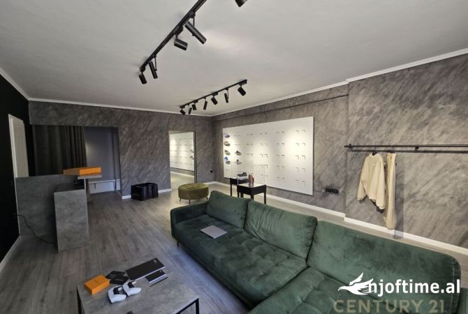 Ambjent komercial per shitje prane Pazarit te Ri!