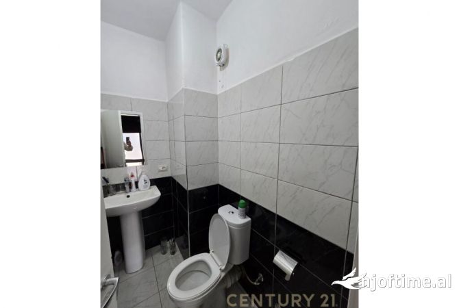 Ambjent komercial per shitje prane Pazarit te Ri!