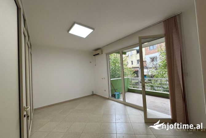 Ambiente Commerciale in Affitto 3+1 a Tirana - 800 Euro