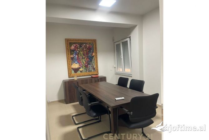 Ambiente Commerciale in Affitto 3+1 a Tirana - 2,000 Euro