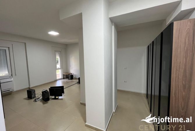 Ambiente Commerciale in Affitto 3+1 a Tirana - 2,000 Euro