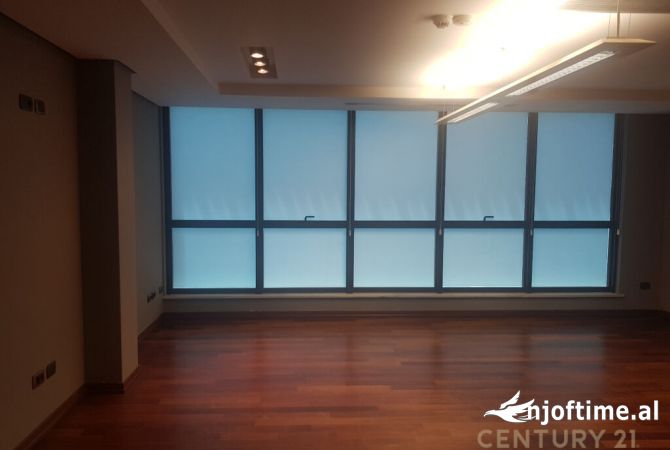 ZYRA PER QIRA NE QENDER TE TIRANES!