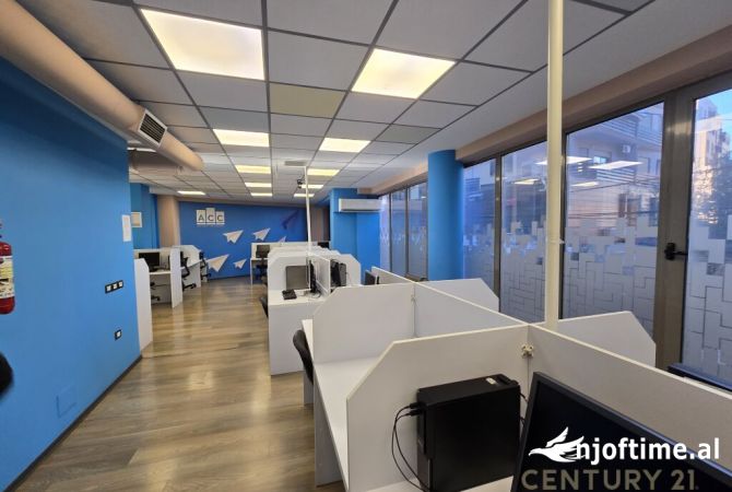 Ambient komercial per qira ne hyrje te rruges se Dibres!