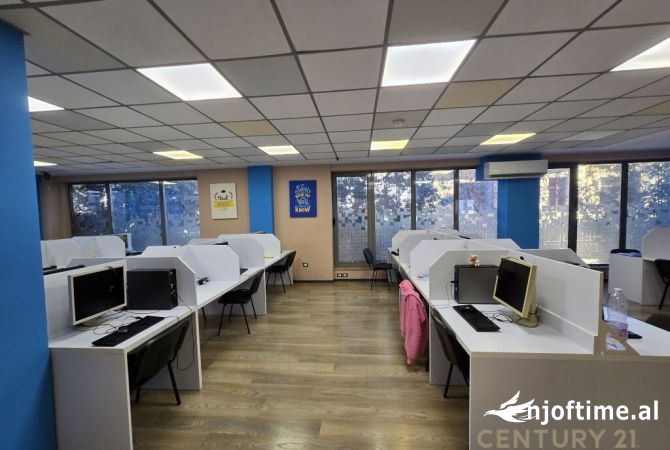 Ambient komercial per qira ne hyrje te rruges se Dibres!