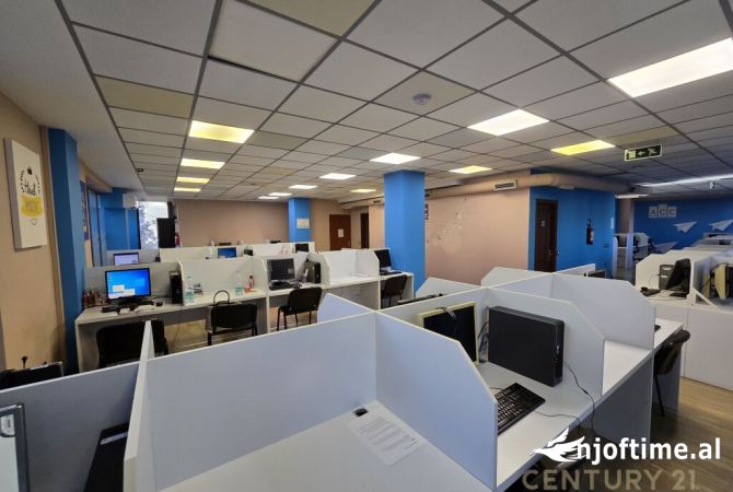 Ambient komercial per qira ne hyrje te rruges se Dibres!