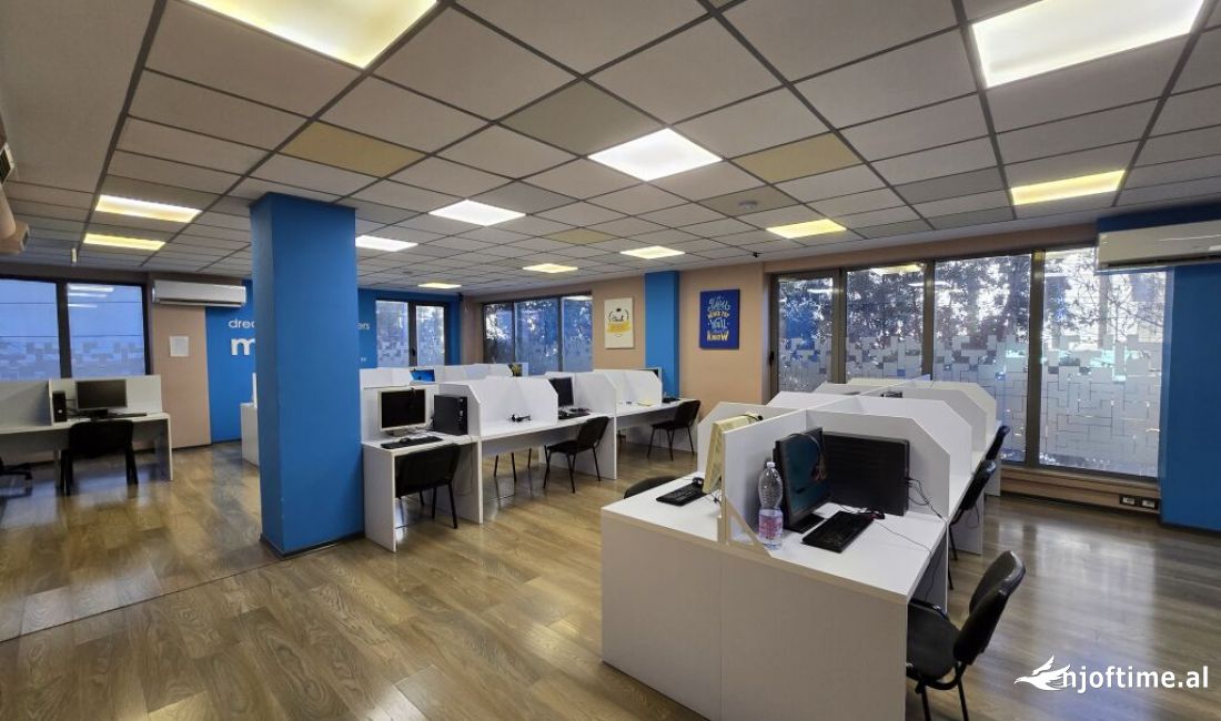 Ambient komercial per qira ne hyrje te rruges se Dibres!