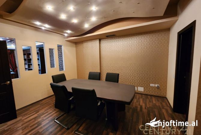 Ambiente Commerciale in Vendita 3+1 a Tirana - 500,000 Euro
