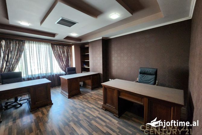 Ambiente Commerciale in Vendita 3+1 a Tirana - 500,000 Euro