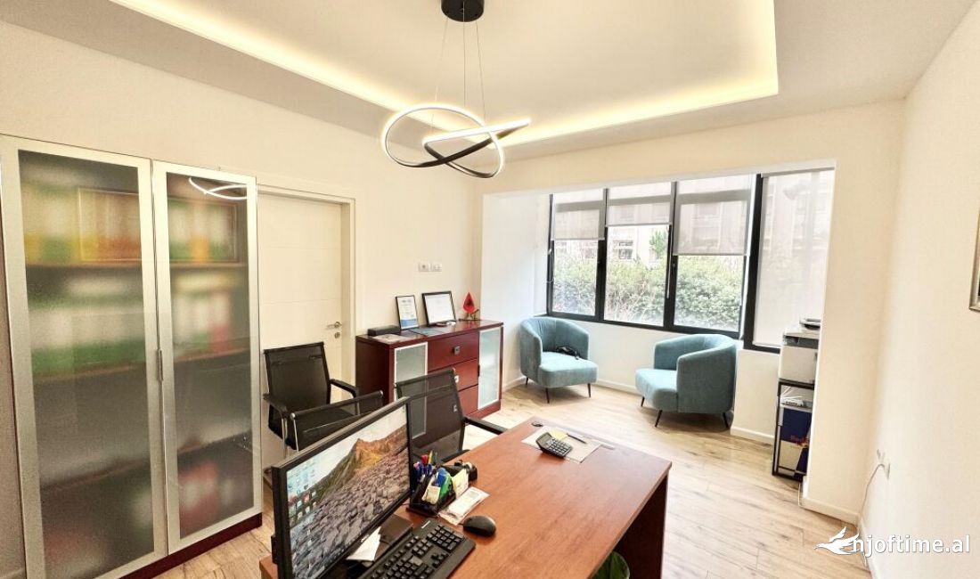 ZYRA PER QIRA TEK BULEVARDI ZOGU I PARE !